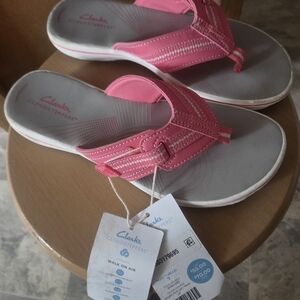 NWT Clarks Bright Pink Cloudsteppers with Arch Support Size 7.    LOT1